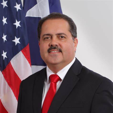 M. Jose Luis Dalmau Santiago, sénateur